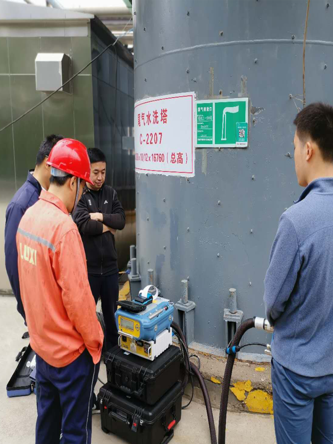 我司人員攜帶非甲烷總烴分析儀奔赴魯西化工測試現場